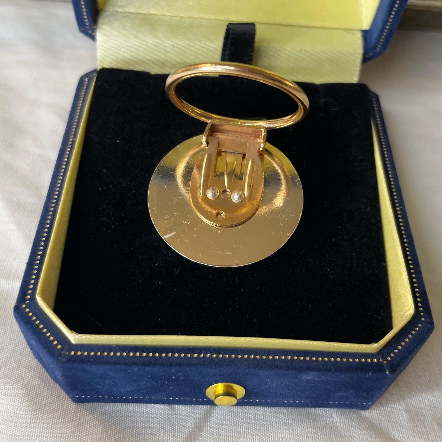 Gold Toned Cameo Scarf Ring