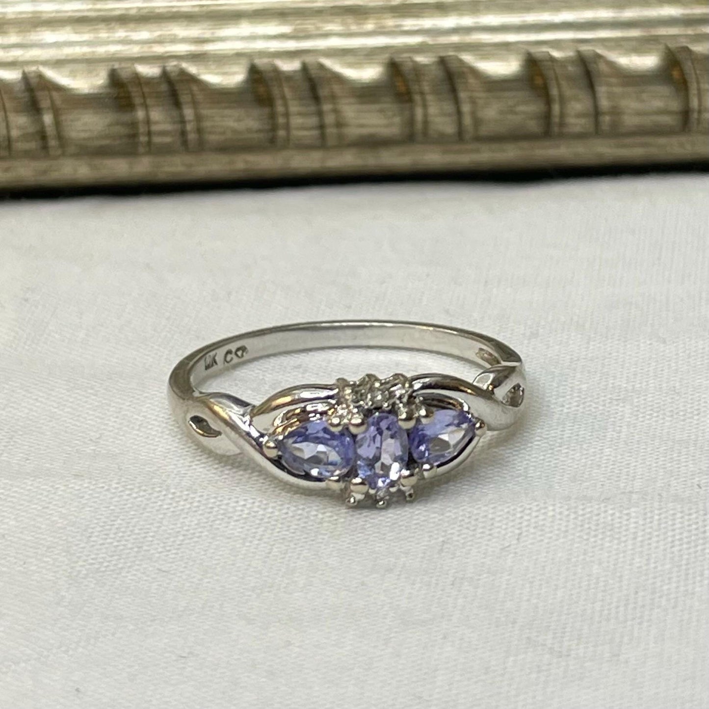 Vintage 10K White Gold Three Stone Tanzanite Ring with Diamond Accents - Size US 7