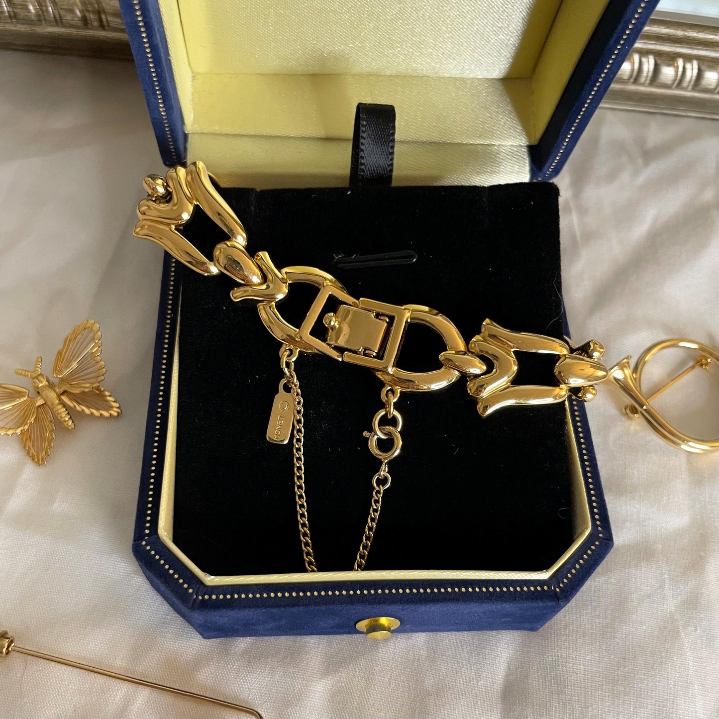 Gold Toned MONET Chunky Bracelet 7”